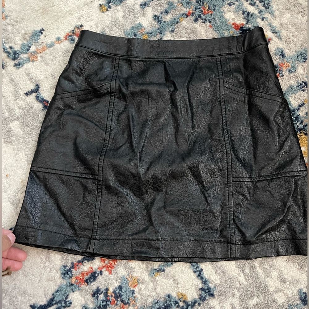 Art clad faux leather skirt with zipper in the back size 7/8
